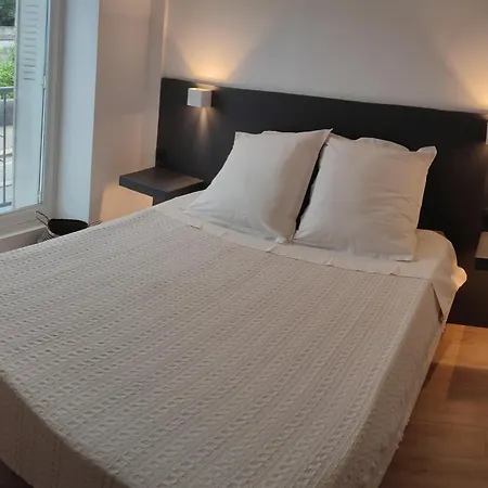 Ideally Located, Air-conditioned Lejlighed